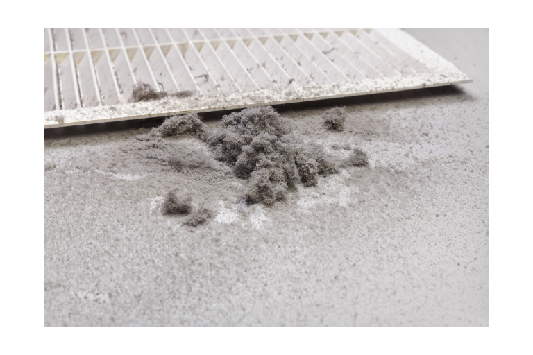 Image de poussière domestique suite au nettoyage de conduits de ventilation. Picture of house dust after the cleaning of vent ducts.